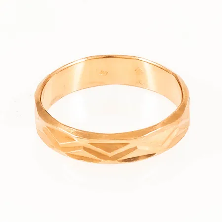 Ring med fasettslipat mönster stl:17¾ bredd 4,7 mm 3,6g 18K.