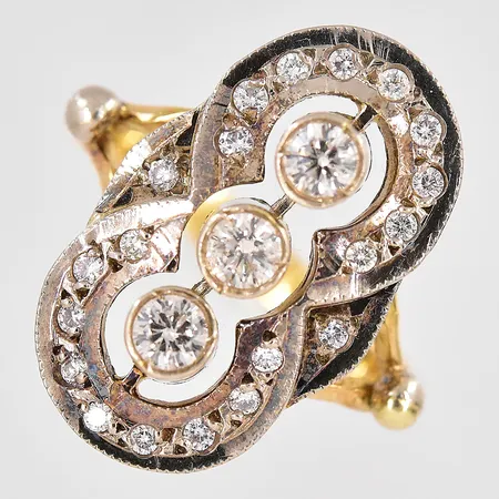 Ring med diamanter ca 0,68ctv stl 18¾, något ojämn fattning 18K Vikt: 6,9 g