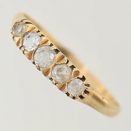 Ring med vita stenar stl:19¾ bredd 1,2-4mm 18K Vikt: 2,1 g
