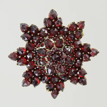 Brosch med granater Ø37,7mm 1st granat saknas, lagning på baksida, oädel metall