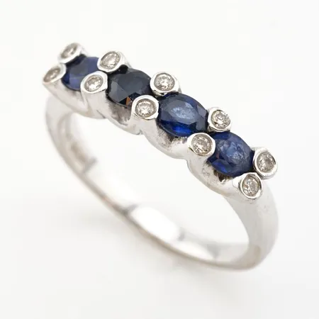 Ring m diamanter 0,11ct  och saffirer 0,93ct enligt gravyr, vitguld, stl 17½(55), bredd ca 5mm, 18k Vikt: 5,1 g