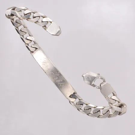 Armband med gravyrbricka, längd 19,5cm bredd 8,5-8,7mm, graverad, saknar bindögla silver 925/1000  Vikt: 34,7 g