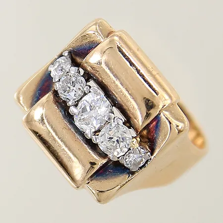 Ring med diamanter äldre slipning 5st totalt ca 0,50ctv stl 16¼ bredd 4,3-15,5mm, nagg, spricka i skenan, skev, ostämplad 18K Vikt: 9,7 g