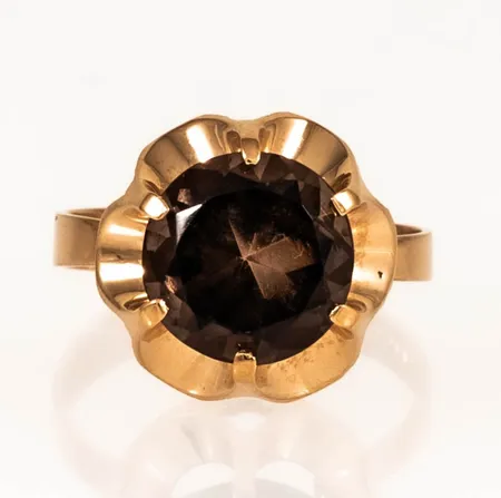 Ring med brun sten stl:17 bredd 3-13,5mm, 18K 4,1g.