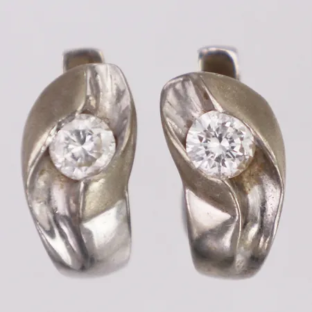 Örhängen vita stenar längd 15mm, vitguld, 14K  Vikt: 4,4 g