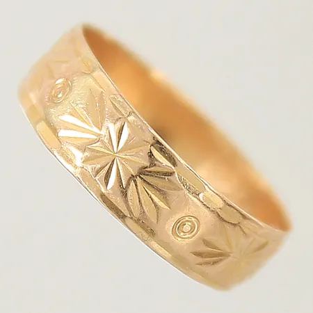 Ring med mönstrad dekor stl:18¼ bredd 5,1mm skev 21K Vikt: 2,1 g