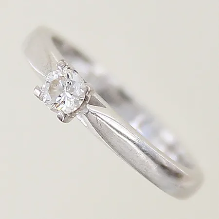 Ring med diamant ca 0,20ctv GHA stl:16½ bredd 2,5-3,9mm, gravyr, vitguld 18K Vikt: 4,4 g