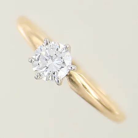 Ring med diamant ca 0,49ctv kvalitet TCr(I)/VS stl:17½ bredd 1,4-6,2mm, infattning i vitguld 14K Vikt: 2,2 g