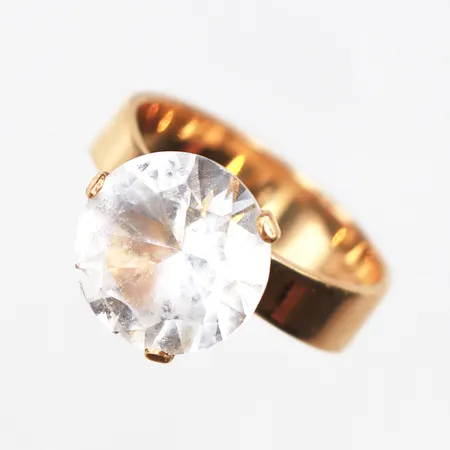 Ring med bergskristall, Stl:16½, bredd: 5,4-11,2mm, Ge-Kå-Smyckek G Kaplan, Stockholm år 1966, 18K Vikt: 4,7 g