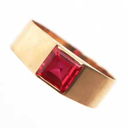 Ring med syntetisk rubin, Stl:18, bredd: 5,8-7mm, 18K Vikt: 2,8 g