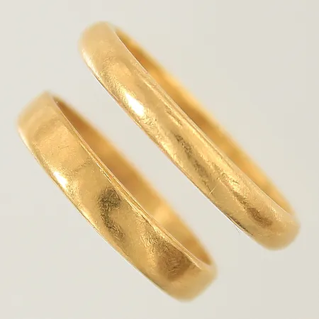 2 Ringar släta stl:18¼/20¼ bredd 3,4-4mm gravyrer 23K  Vikt: 9,7 g