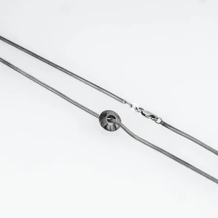 Kedja Ormlänk i silver med ett hänge Ø 11 mm. Längd 42 cm. Bredd 1,9 mm. Vikt 9,4g 925/1000. 