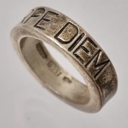 Ring stl:16, bredd 5,8mm, Efva Attling, Carpe diem, 925/1000, 7,45g.
