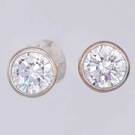 Ett par örhängen kubic zirconia 6mm, 925/1000 silver  Vikt: 1,3 g