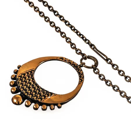 Collier Pentti Sarpaneva Finland hängets mått 46x52 exkl ögla, kedjans längd 68cm, brons 33,3g.