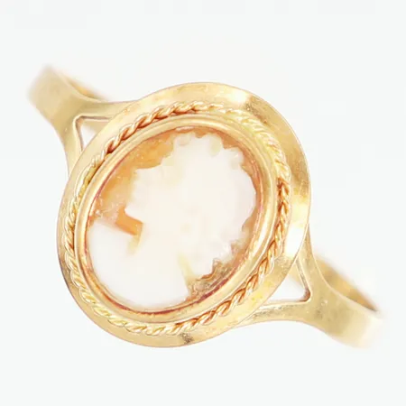 Ring med camé stl:19 bredd: 2-13mm, GHA, något skev skena, 18K Vikt: 1,9 g