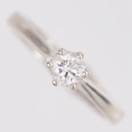 Ring med diamant ca 0,35ct stl:16½ bredd 2,8-5,4mm, gravyr, vitguld, 18K  Vikt: 2,9 g