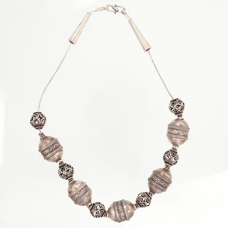 Collier med kulor möjligen från Yemen 53cm, bredd: 1,5-21mm, silver 925/1000 Vikt: 113 g