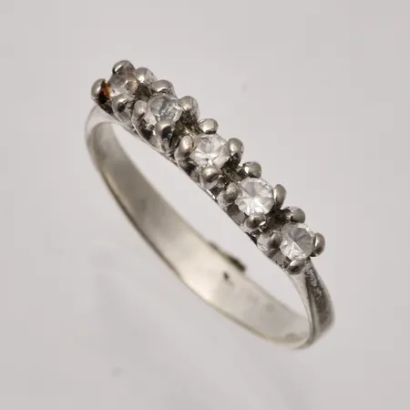Ring stl:18,5 bredd 3-3,3mm, 5st vita stenar, 830/1000 silver, 2g.