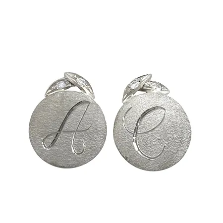 Diamantörhängen i 18K vitguld, Diamanter 4 x 0,04ct, tung massiv modell, örhängenas storlek 15,5 x 19,5 mm, matterad framsida och blanka sidor, graverade med bokstäverna A och C, originalploppar, fint skick Vikt: 12,4 g