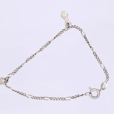 Armband med berlocker längd 17,5cm bredd 2mm oputsat något trögt lås silver 925/1000 Vikt: 2,6 g