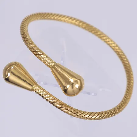 Armring med flätad dekor reglerbar storlek ca 60x55cm mindre bucklor förekommer ostämplad 18K Vikt: 40,5 g