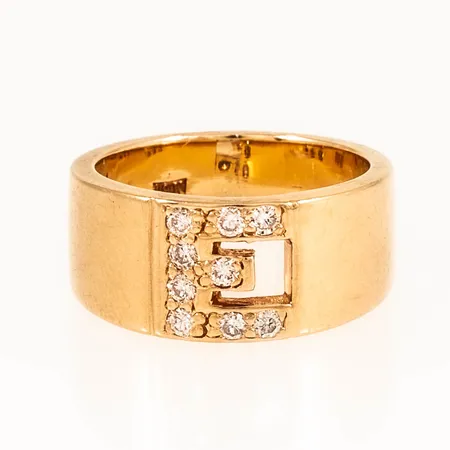 Ring med 9 x ca 0,015ct briljantslipade diamanter fattade i formen av ett E, stl:15 bredd 5,5-8mm, 18K 7,7g.