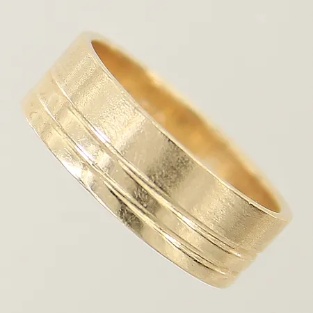 Ring med dekor stl:18¼ bredd 6,9mm gravyr 14K Vikt: 5,9 g