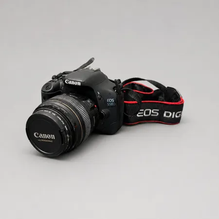 Digital systemkamera Canon EOS 550D med objektiv Canon ultrasonic 85mm, serienr: 79576475, laddare, väska, linsskydd till kamerahus, saknas till objektiv, repa på display Skickas med postpaket.