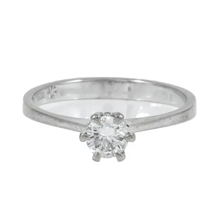Ring Stjärnringen Pallas med en briljantslipad diamant 0,36ct Tw/si stl:17 bredd 2,5-5,5mm, stenstorlek 0,36ct ingraverat, stämplad HS (Hans Strömdahl, Stockholm), stjärnringenstjärna, kattfot, utgången modell, vitguld 18K 2,4g.
