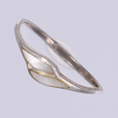 Ring med pärlemorinlägg stl:17¼ bredd 1-5mm silver 925/1000  Vikt: 0,8 g