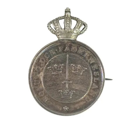 Svärdsmedaljen "FÖR KRIGSMANNA FÖRTJENSTER", silver, omgjord till broschmontering, oputsad Vikt: 14,4 g