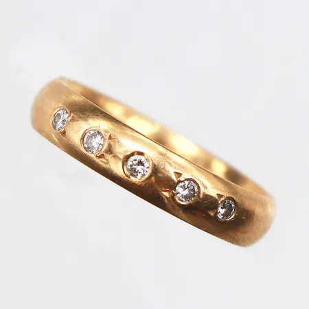 Ring med 5 diamanter 0,10ctv enligt gravyr, Stl:16½, bredd: 3,9mm, gravyr, 18K Vikt: 3,2 g