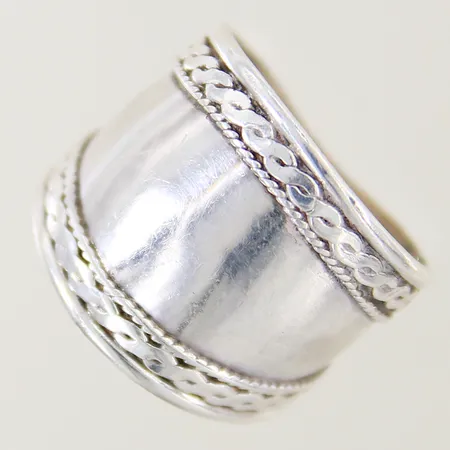 Ring med dekor stl:18½ bredd 8,5-19,2mm silver 925/1000 Vikt: 5,7 g