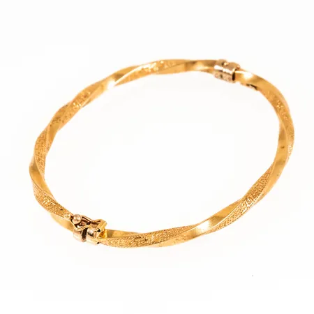 Stelt armband med vriden mönsterdekor Innermått 18 cm bredd 3,7 mm. Italiensk tillverkarstämpel. 6,7g 18K. Liten klämskada / hål.