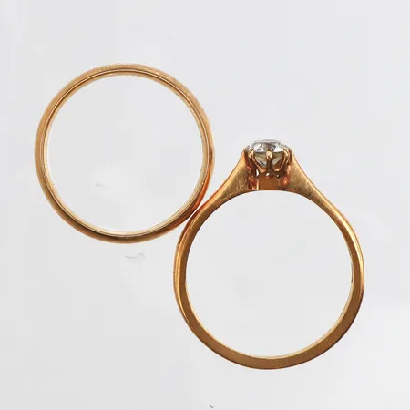 Två ringar med gravyr, Stl: 16½ samt 17½, 18K Vikt: 5,9 g