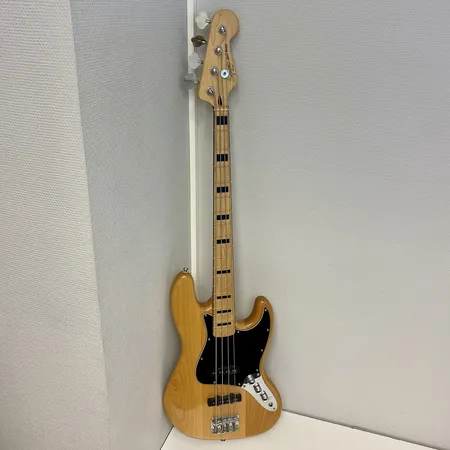 Elbas Squire By Fender Jazz Bass, Indonesien, snr: ICS11111723 förstärkarsladd, mjukt fodral Skickas med postpaket.