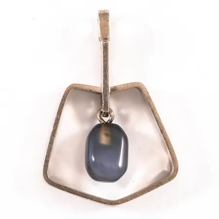 Hänge från 1959 med en dimblå sten. Längd 43,3 mm. Bredd 30 mm. Silver 925/1000 8,7g.