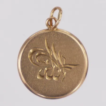Hänge arabisk text längd ca 25mm inkl ögla bredd ca 18mm, 18K  Vikt: 3,1 g