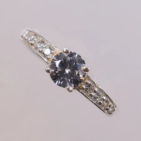 Ring med stenar, stl:20 bredd 2,3-5,9mm silver 925/1000 Vikt: 2,5 g