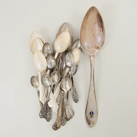 Diverse silverbestick skev, emaljdetalj, gravyr silver 830/1000 Vikt: 290,1 g