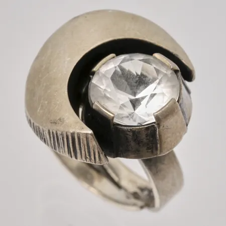 Ring stl:16 öppen skena, bredd 5-20mm, vit sten, Karl Laine/Finnfeelings, Åbo Finland, silver 925/1000, 6,50g.