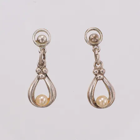Örhängen med imitationspärlor, längd 21,5mm bredd 7,4mm, skadade imitationspärlor silver 835/1000 Vikt: 2,1 g
