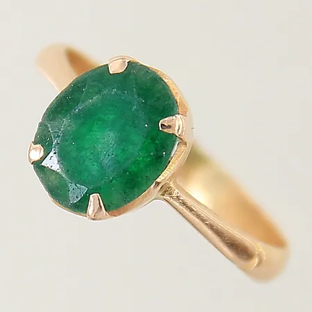 Ring med grön sten stl:17¾ bredd 2,8-10mm nagg ostämplad 14K Vikt: 2,4 g