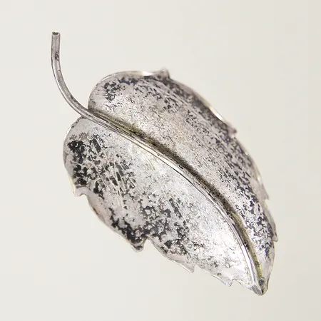 Brosch löv 58x31,5mm gravyr, silver 830/1000 Vikt: 6,8 g