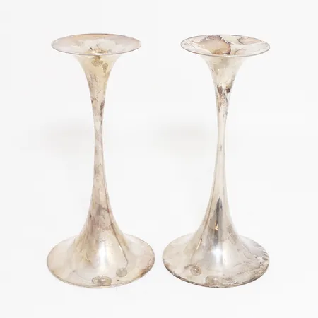 Ett par ljusstakar Tapio Wirkkala "Trumpet" höjd: 23cm, bottenplatta i metall, silver 925/1000, Bruttovikt: 697,5 gram Vikt: 0 g