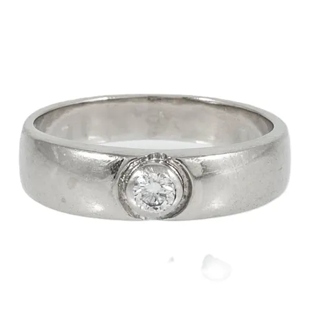 Ring med en briljantslipad diamant ca 0,10ct stl:17½ bredd 3,5-5mm, nött fattning, 18K 4,9g.
