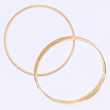 2 Ringar med dekor stl:20½ bredd 3-5mm gravyrer daterade 1975 och 1978 18K Vikt: 5,2 g