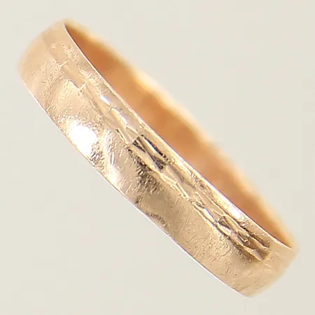 Ring med mönstrad dekor Schalin stl:16¾ bredd 3,5mm skev gravyr 9K Vikt: 1,1 g