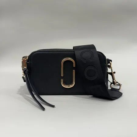 Väska Marc Jacobs The Snapshot svart 18x10x6cm guldfärgade beslag axelrem bruksslitage invändiga samt utvändiga fläckar/repor inga tillbehör